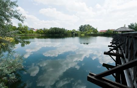 Der See ist das idyllische Markenzeichen der Blauen Lagune.
